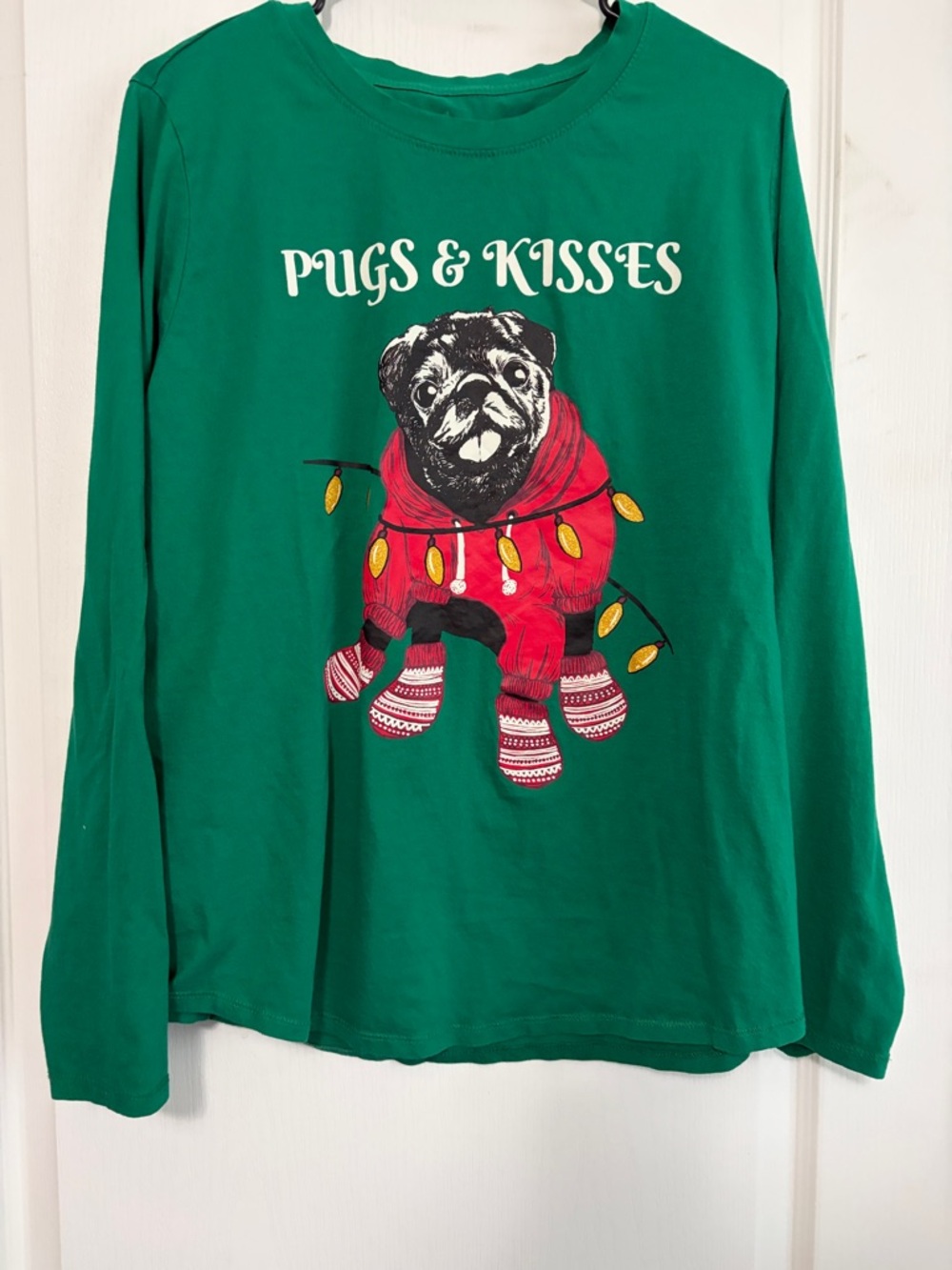 Pugs & Kisses Green Long-Sleeve Graphic Pajama Top